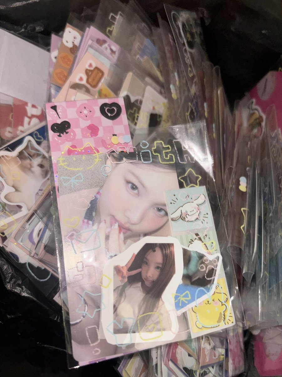 miraaalol's tweet photo. HELLO ONCE’S
I AM GIVING OUT FREEBIES FOR THE TWICE CONCERT LA DAY 2!!! 
i have around 320 to give out 
#TWICE #THISISFOR_LA #freebies https://t.co/8aGUECubrp