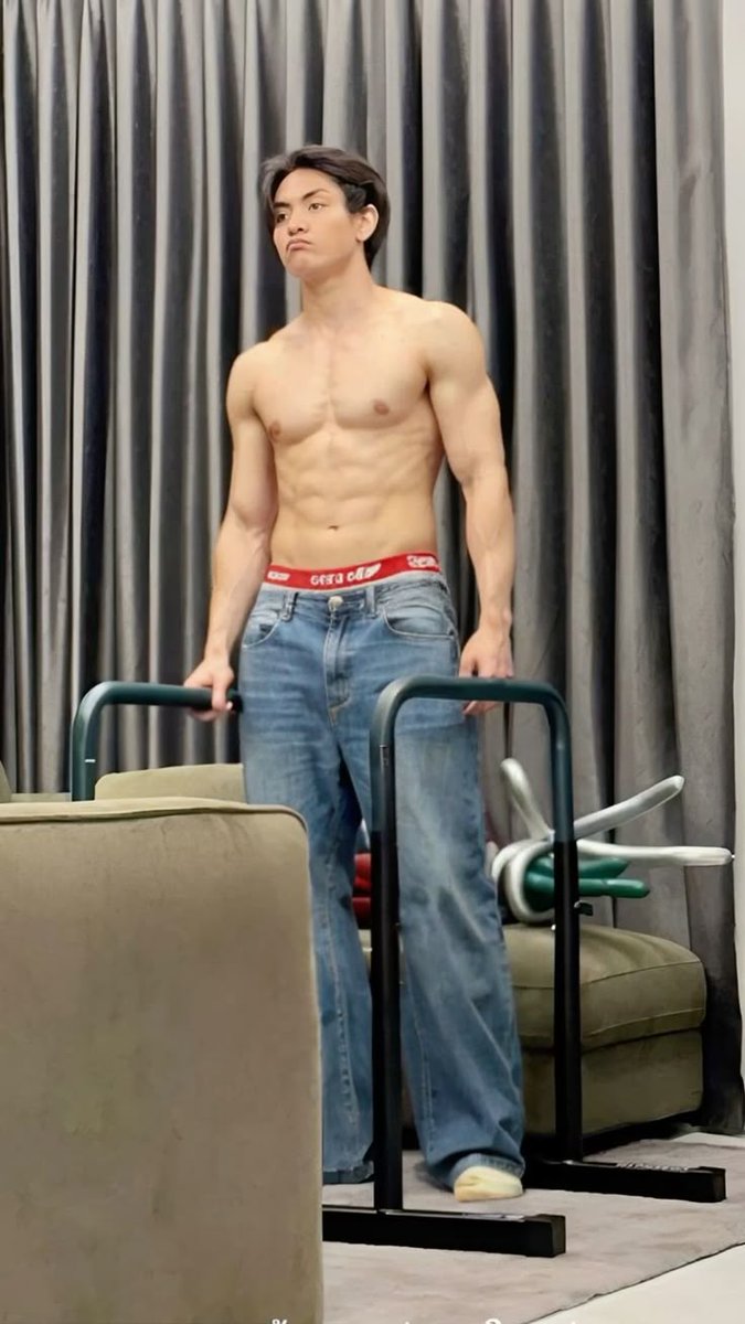 LiannaCamilla's tweet image. gue masih heran kenapa joong sangat amat DOYAN olahraga pake jins? gue yang liat engap😭

#จุงอาเชน #JoongArchen