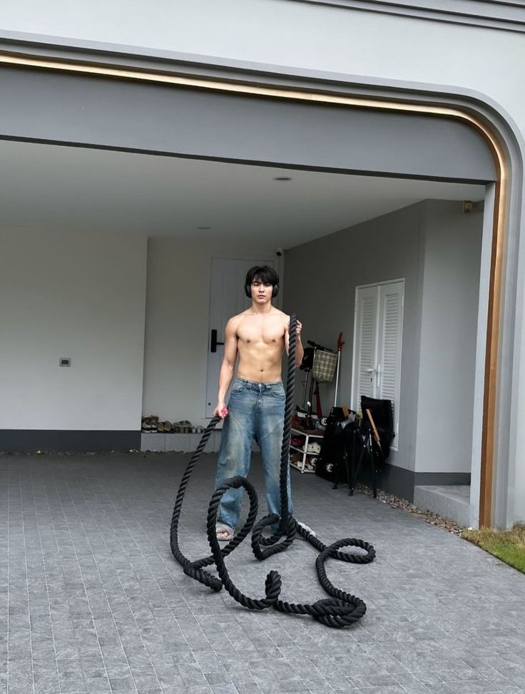 LiannaCamilla's tweet image. gue masih heran kenapa joong sangat amat DOYAN olahraga pake jins? gue yang liat engap😭

#จุงอาเชน #JoongArchen