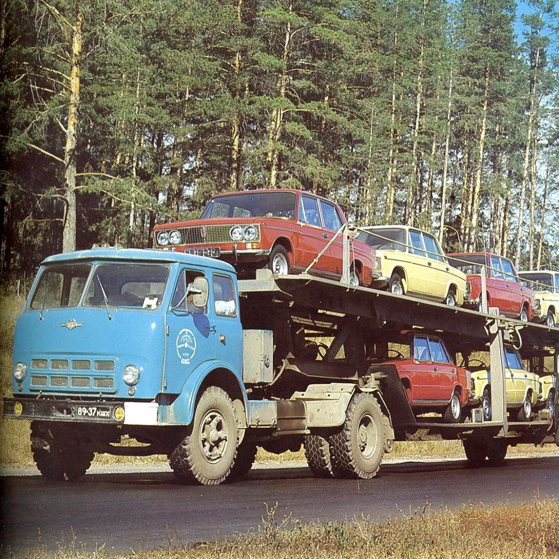 TanpersXkmy's tweet image. Транспортировка новых Жигулей, 1970-е годы.