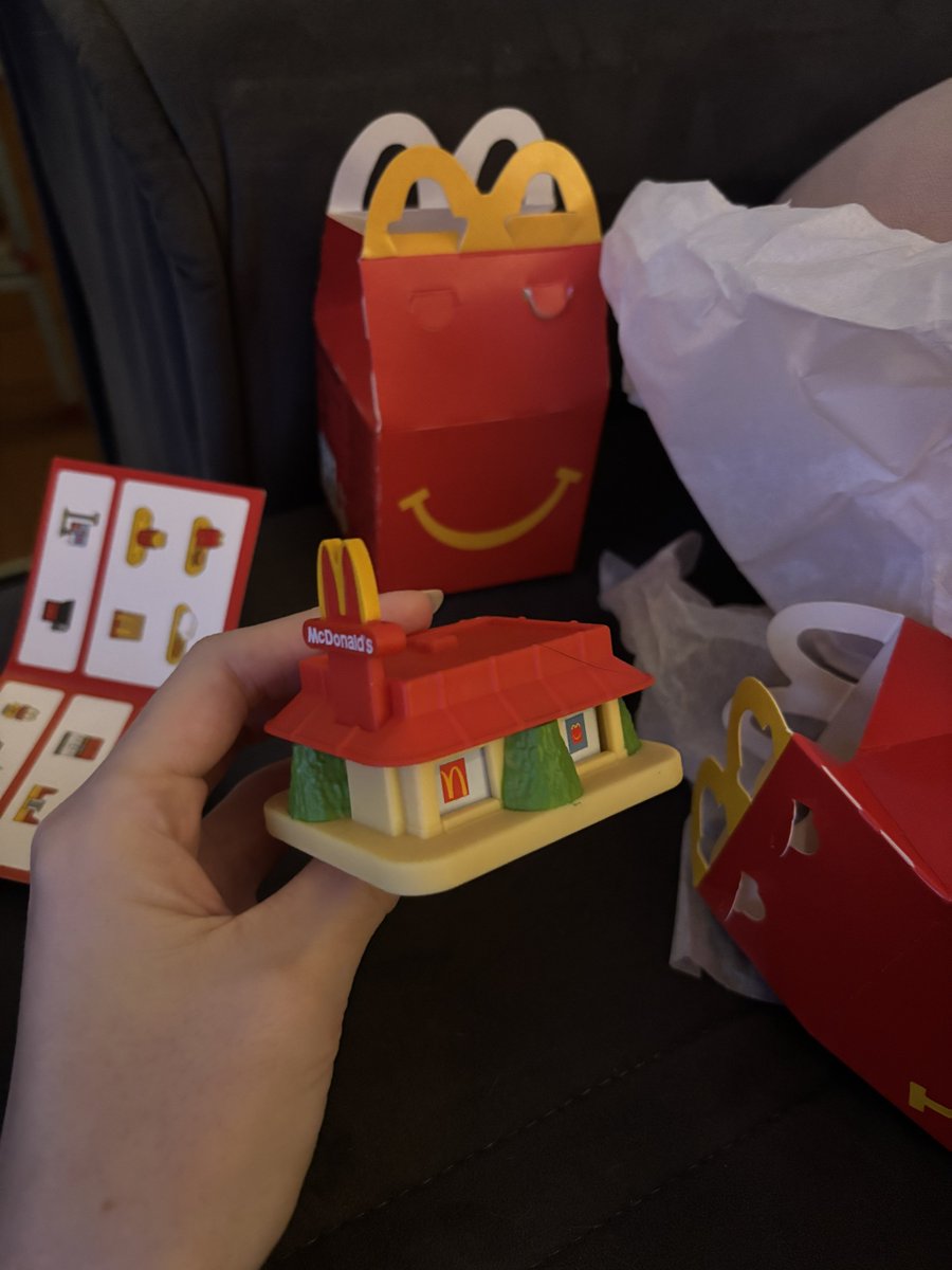 trostes's tweet image. gente eu tô passando MUITO MAL com os brinquedinhos do mcdonald's esse mês 🤧🤧😭💗💗💗🤧🤧✨