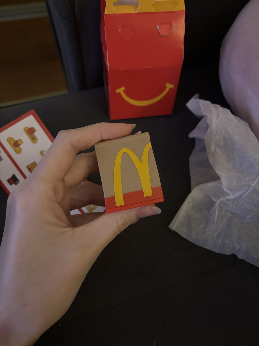 trostes's tweet image. gente eu tô passando MUITO MAL com os brinquedinhos do mcdonald's esse mês 🤧🤧😭💗💗💗🤧🤧✨