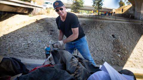 MaceAhWindu's tweet image. Gavin Newsom did a photo op of removing homeless encampments and im supposed to support him lol