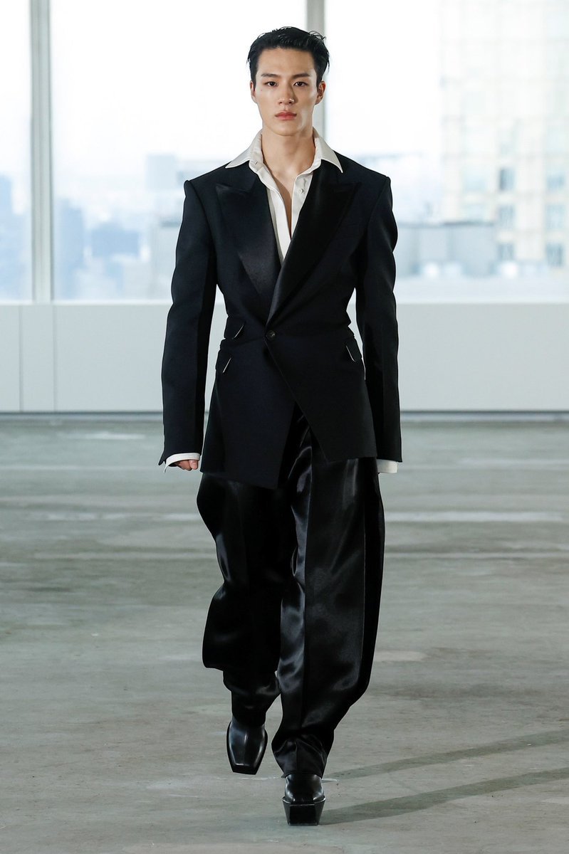 cinnomarolls's tweet image. imagine your runway debut being this iconic look…forever grateful to peter do 🫂