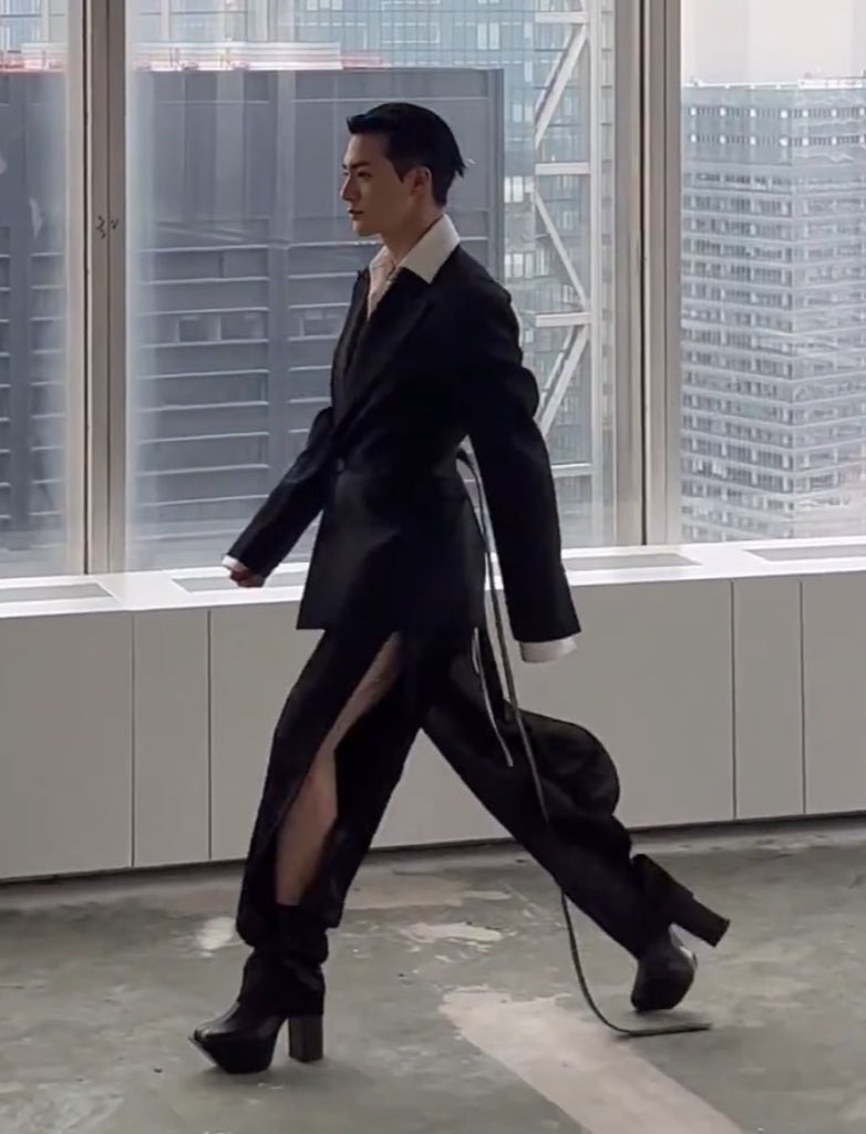 cinnomarolls's tweet image. imagine your runway debut being this iconic look…forever grateful to peter do 🫂