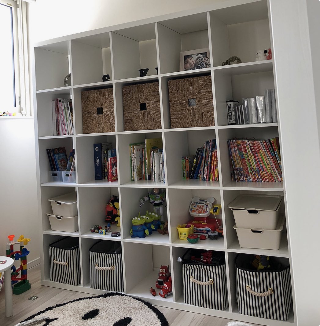 bppk_'s tweet photo. ��無印のスタッキングシェルフ(1枚目)または、IKEAのKALLAX(2,3枚目)。結局このタイプが1番使い勝手が良い気がする。本棚を兼ねる2段だと足りない気がするので2段と4段を組み合わせる…とかがいいかも https://t.co/hkvKYW9Jni