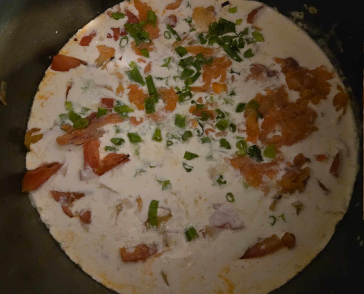 CuisineOpti's tweet image. J'avais oublié de vous parler de ces oignons revenus avec des tomates de l'ail et de la truite fumée et du gingembre et du citron vert et mijotés dans de la crème liquide avec du sel et du poivre et quelques herbes fraîches 😏
Et avec des spaghettis miaoum