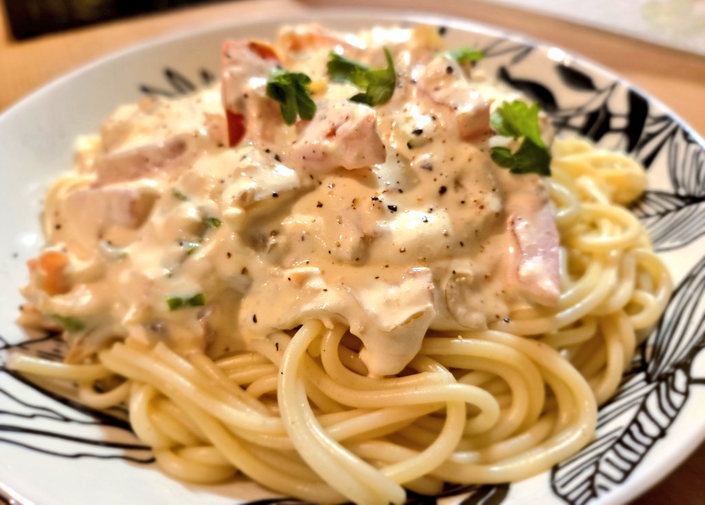 CuisineOpti's tweet image. J'avais oublié de vous parler de ces oignons revenus avec des tomates de l'ail et de la truite fumée et du gingembre et du citron vert et mijotés dans de la crème liquide avec du sel et du poivre et quelques herbes fraîches 😏
Et avec des spaghettis miaoum