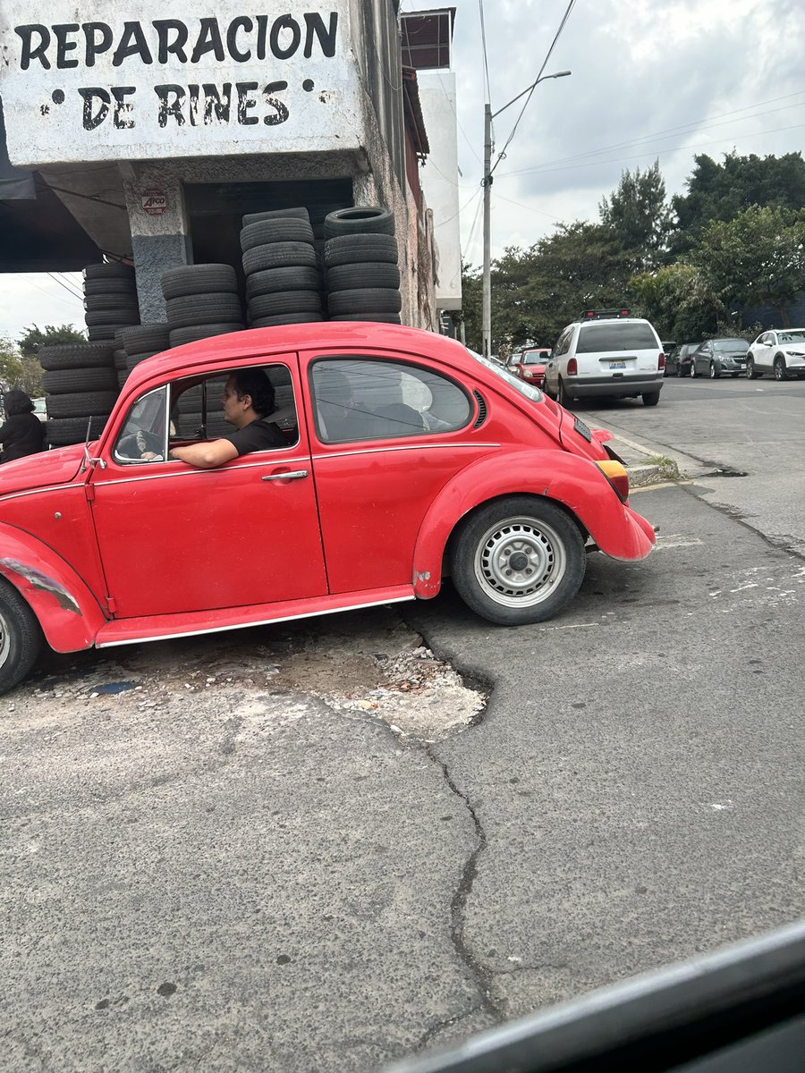 KramerVillegas's tweet photo. 2 años pidiendo se repare este bache que reparamos con tierra y piedras cada temporal y cae una lluvia ligera y se vuelve a destapar!! Hoy fue mi carro, hace una semana una señora en silla de ruedas, necesita salir alguien herido para que se atienda? @Trafico_ZMG @GuadalajaraGob https://t.co/PGyCRxRCBg