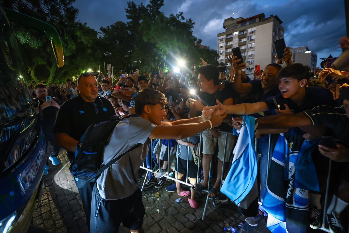 LINDO DEMAIS! 🥹💙 Uma chegada daquelas que abraçam a alma e fazem o coração bater mais forte. Emoção pura aqui em Bagé!

#Gauchão2026 #GFCxGRE

📸 Lucas Uebel | Grêmio FBPA