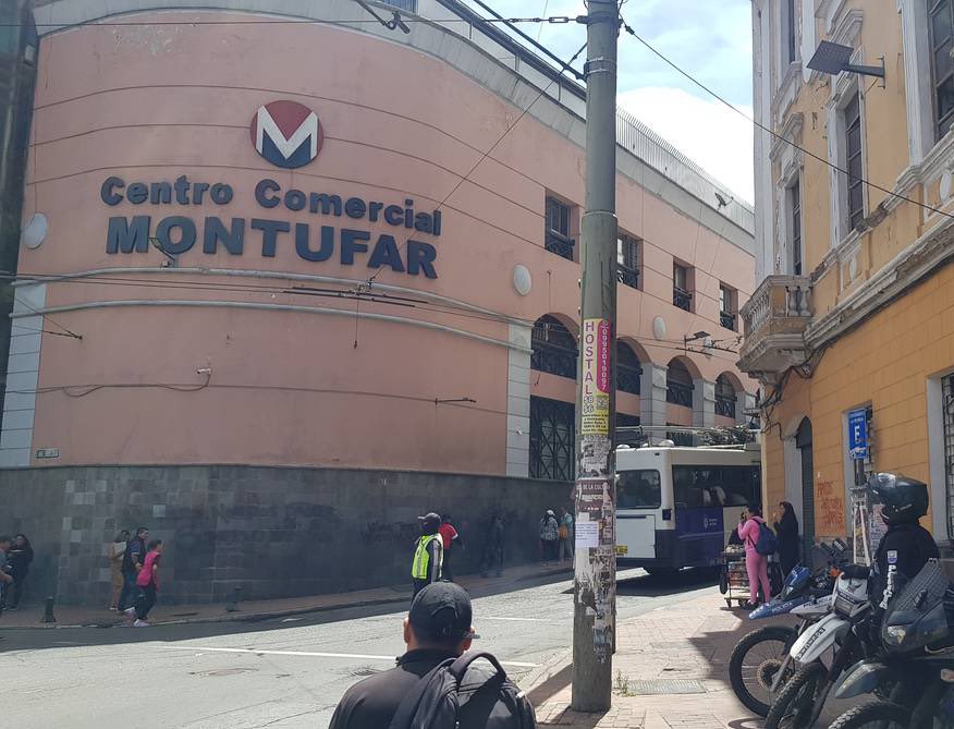 Este nido de ratas debe de ser demolido y si es posible con todos esos delincuentes que están dentro <a href="/pabelml/">Pabel Muñoz L.</a>, hasta cuando estos infelices comercializan bienes robados y la policía ni uds hacen absolutamente nada