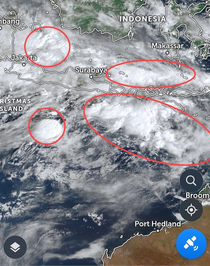 EYulihastin's tweet image. Mudah saja niteni-nya, kalau pagi-pagi sudah hujan dan deras bukan gerimis, itu artinya hujan yang terjadi berasal dari laut bukan darat. Sebab hujan di darat baru terjadi setelah jam 12 siang. Jadi mesti curiga, ada apa di laut kok bisa kirim hujan ke darat? Lalu cek:…