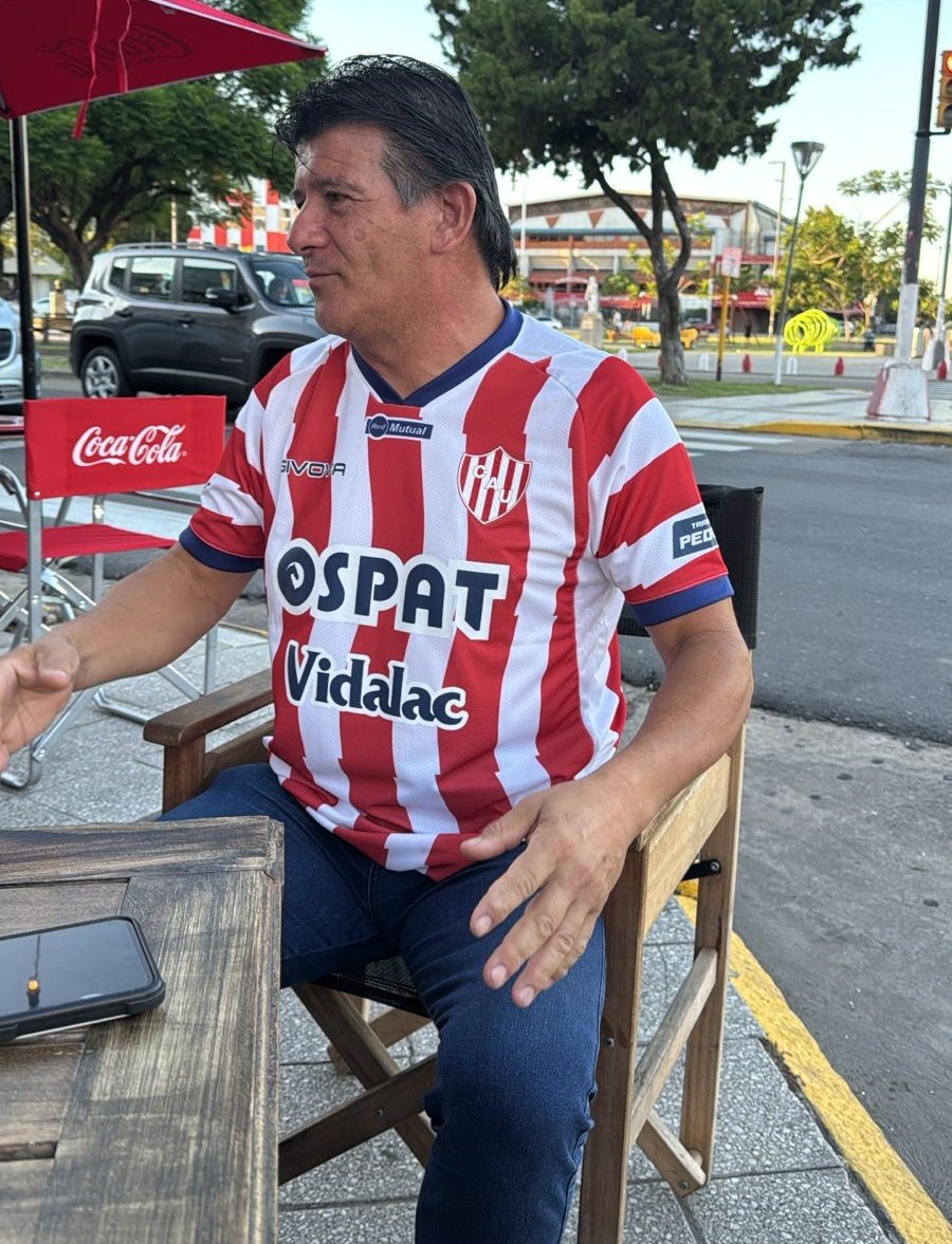 Existe el porn0 con ropa? 
Si. Existe.