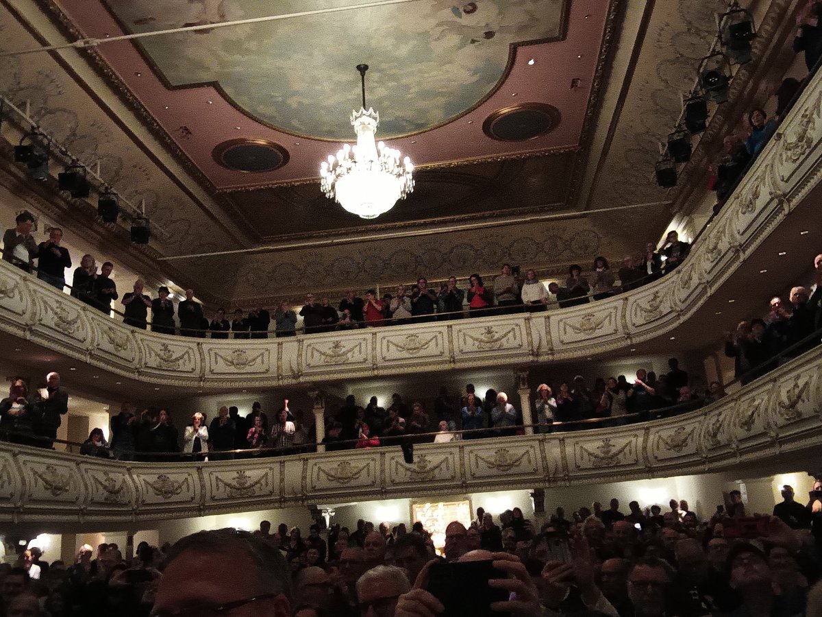 kristallnaach's tweet photo. 🎶🎸🎤🤘 viele Freunde treffen..
#Heimspiel #Erfurt #Kaisersaal 

🤘#WolfgangNiedecken liest &amp; singt
aus dem Leben..am Piano ♥️ Mike
#Herting.."Zwischen Start und Ziel..."

#unheilbar 🎶🎼🎷🎸🎤🤘#BAP
#Niedecken ♥ #NiedeckensBAP https://t.co/rJtNeLzh7F