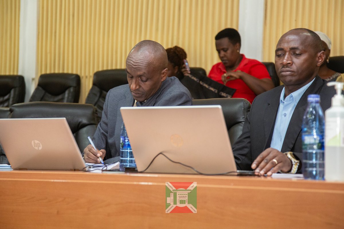 nshingamateka's tweet photo. 2/3 #Burundi Toujours dans le but de rapprocher les services de police à la population, au moment où avec le nouveau redécoupage administratif les communes sont éloignées les unes des autres, ce projet de loi prévoit la mise en place de deux services techniques au sein des postes de police, qui sont la police de sécurité intérieure et la police judiciaire. 

Ainsi, la population qui aura besoin des services des Officiers de Police Judiciaire n'aura pas à parcourir de longues distances car ces derniers seront basés au niveau des zones.

En plus, pour bien assurer la gestion des ressources humaines, ce projet de loi assure la création d'un Bureau chargé des Ressources Humaines en remplacement du Bureau Relations Publiques, Affaires Sociales et Bien-Etre et du Bureau Administration et Gestion qui en assuraient la coordination.

De ce fait, les missions qui incombaient jusqu'alors au Bureau Relations Publiques, Affaires Sociales et Bien-Etre ont été partagées entre le Bureau des Ressources Humaines et le Bureau Logistique, tandis que le Bureau Administration et Gestion est transformé en deux à savoir le Bureau Budget et Finances et le Bureau des Ressources Humaines.

@nshingamateka
@NtareHouse
@Burundi_senat
@fdnbbi