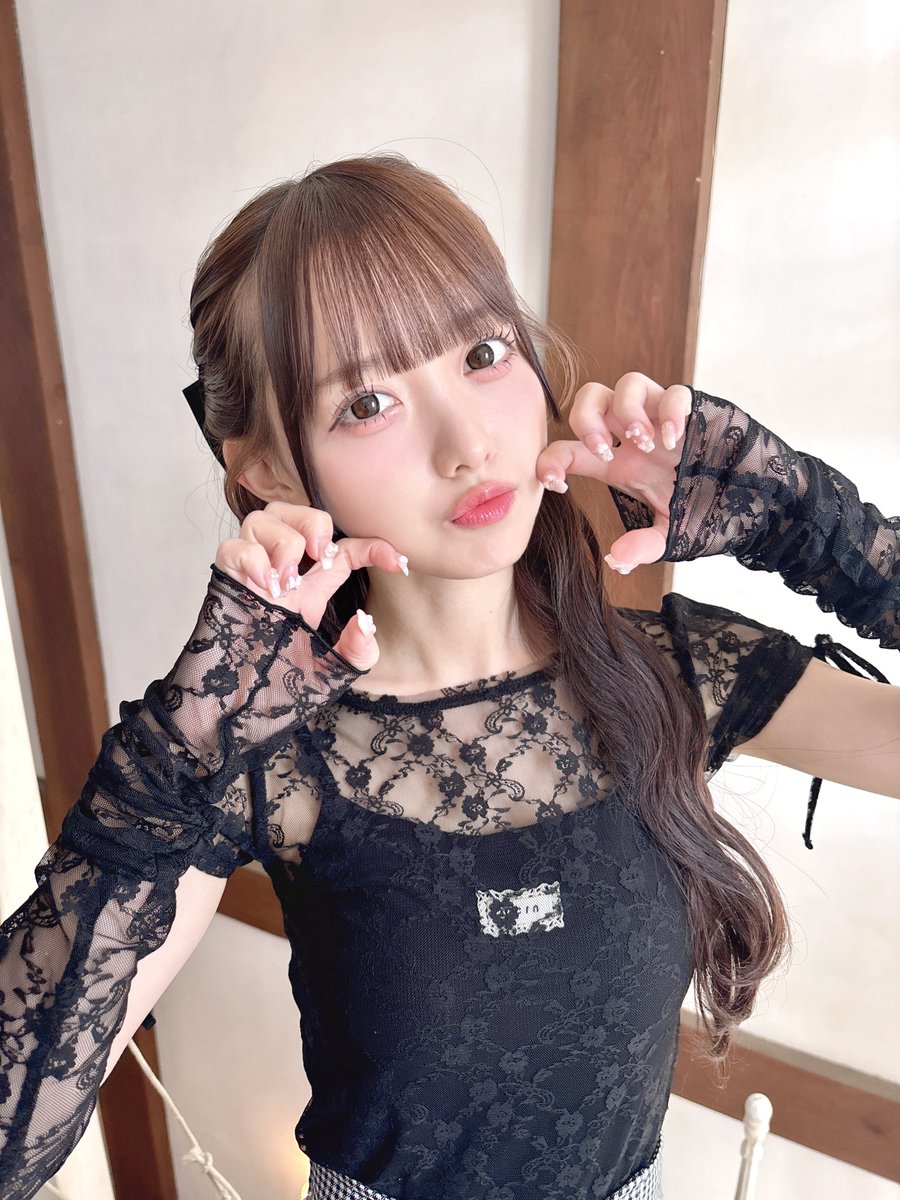 momonamatsumoto's tweet photo. おはよ⛄️

#ぽしのおしらせ🎀 
2026 SPRING &amp; SUMMER COLLECTION
#michellMacaron 
モデルを務めさせて頂きました♥
ずっと継続させていただけて幸せです🎀

特設ページ❥❥https://t.co/BcRG3suOVu

わくわくするお洋服に出会えるように
お手伝いさせてね👗✨
#ミシェルマカロン 

大人コーデすき？🖤 https://t.co/UCR4uPRbtd