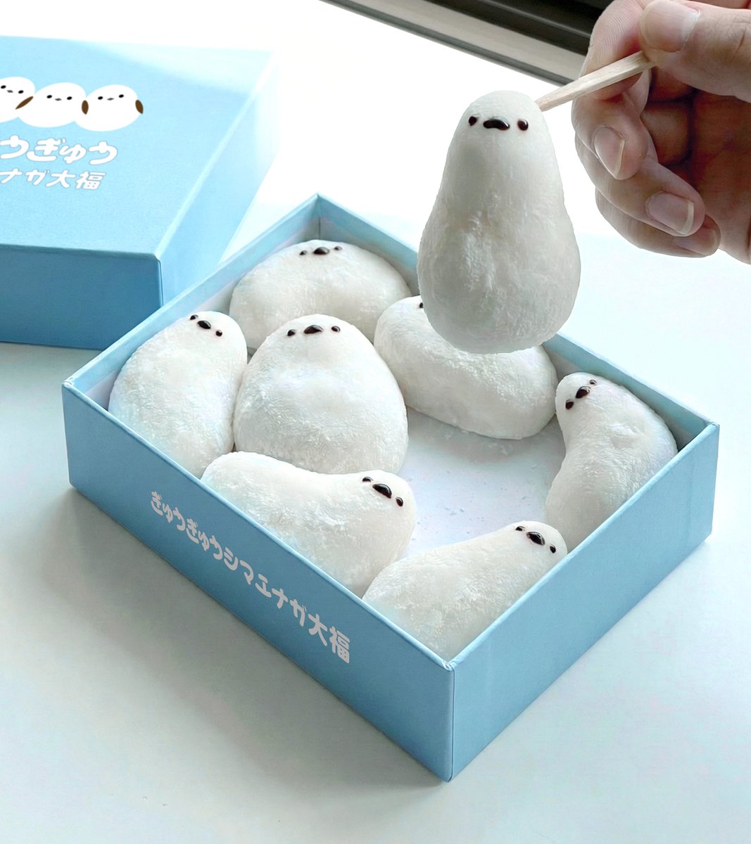 シマエナガの日に売ってたら食べたいお菓子「ぎゅうぎゅうシマエナガ大福」考えました。