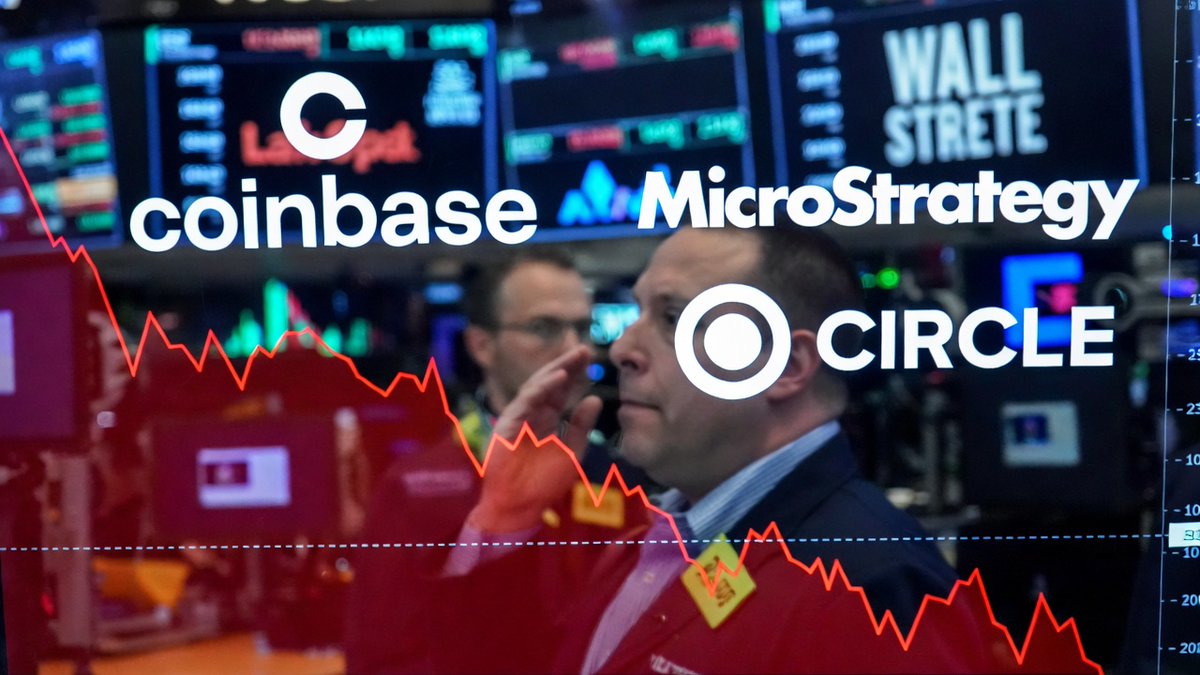 📉美股收盘：三大股指大跌，区块链概念股普跌美股周二收盘，道指初步收跌1.76%，标普500指数跌2.06%，纳指跌2.39%。 英伟达(NVDA.O) 跌4.3%，苹果(AAPL.O)跌3.4%，谷歌(GOOG.O)跌超2%。 区块链概念股普跌，其中COIN(Coinbase)下跌 5.57%；MSTR(Strategy)下跌7.76%；CRCL ...