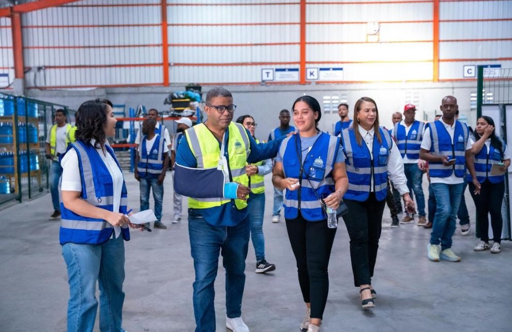 Tras el incendio que redujo a cenizas el Comedor Carola, en el municipio de Villa Tapia, el pasado domingo,  (<a href="/propeepgob/">Propeep | Proyectos Estratégicos y Especiales</a> ), por instrucciones del presidente <a href="/luisabinader/">Luis Abinader</a> , entregó este martes todos los equipos de trabajo a la propietaria del negocio, María Carolina Abreu.