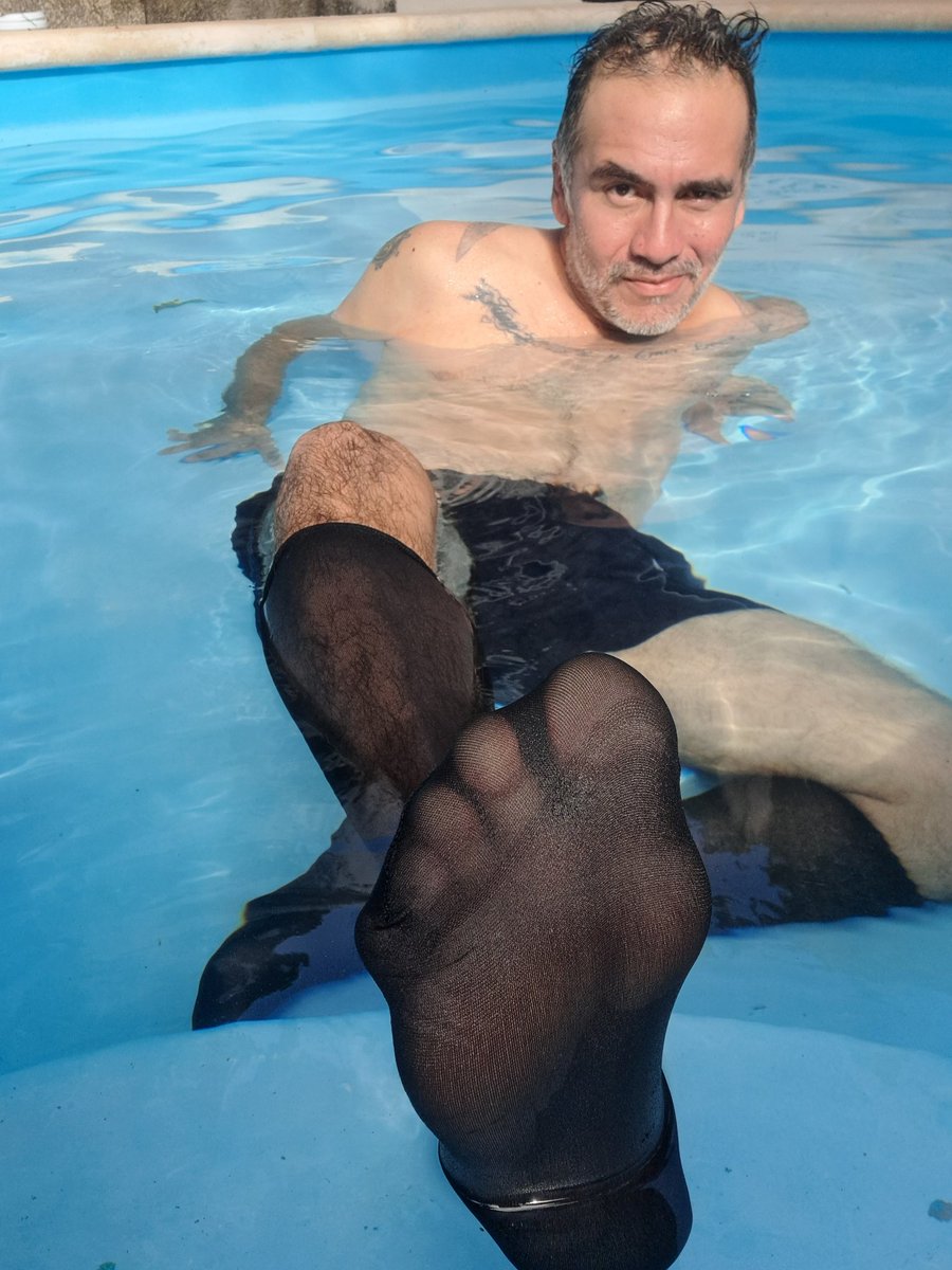 DavoMendez50's tweet photo. En la piscina es una buena opción para refrescarte en calcetines.
#piscina #sheer #sheersocks #pool #ejecutivos #ultrasheer https://t.co/reGhbE0Mav