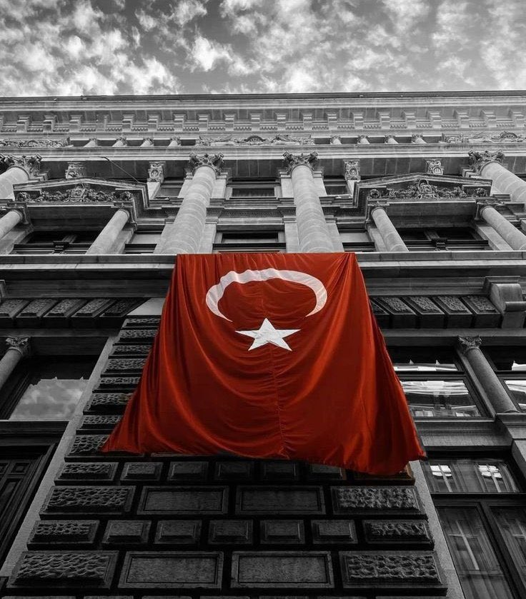 “Tek bayrak, tek vatan, tek millet. 🇹🇷
Çünkü Türk bayrağı bizim için sadece bayrak değil, namustur.”