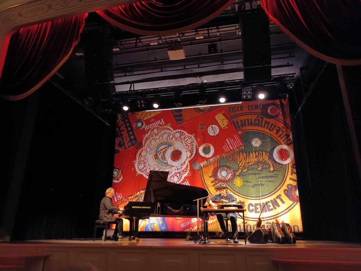 kristallnaach's tweet photo. ..bess demnähx.. 🎶🎼🎷🎸🎤🤘
#Heimspiel #Kaisersaal #Erfurt 

🤘#WolfgangNiedecken liest &amp; singt
aus dem Leben..am Piano ♥️ Mike
#Herting.."Zwischen Start und Ziel..."

#unheilbar 🎶🎼🎷🎸🎤🤘#BAP
#Niedecken ♥ #NiedeckensBAP https://t.co/CnPhkrBxdc
