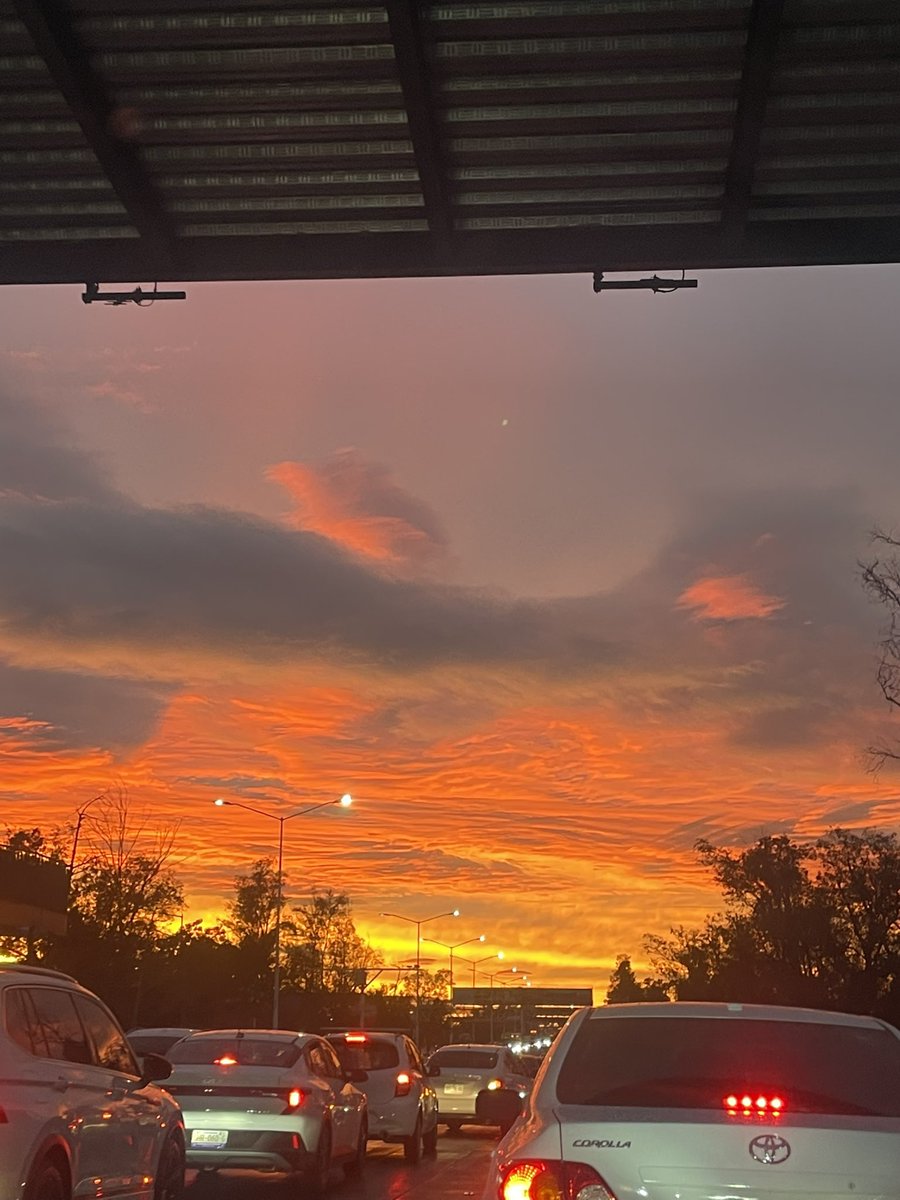 monylogtz's tweet photo. @Trafico_ZMG 
Bello atardecer el de hoy.
😍
Saludos. https://t.co/DckrMzIhoH