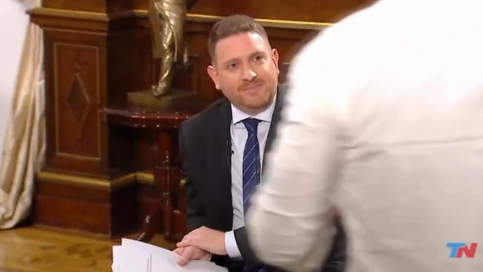 Gregoriodalbon's tweet image. La única verdad es la realidad y vos ayudaste a @JMilei y le tomaste la leche a Santiago cuando te intervino la entrevista. Fue ahí cuando mataste al periodismo. Tu video debiera verse en las escuelas de periodismo para que sepan la diferencia entre informar y operar.