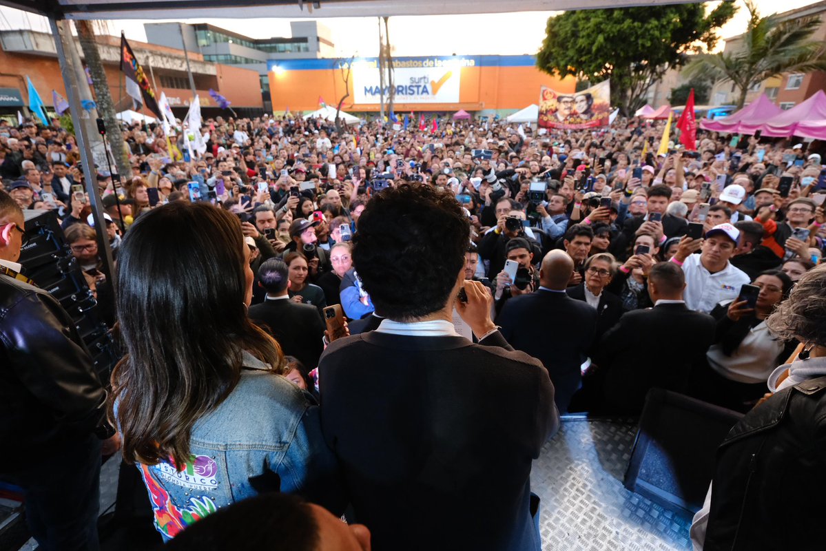 Nuestro próximo presidente, <a href="/IvanCepedaCast/">Iván Cepeda Castro</a>, llenó la plaza en el centro de Techotiba, localidad del sur de Bogotá que lo vio crecer e iniciar su causa política en favor de las y los colombianos.

#IvanHijoDelBarrio y de las causas justas del pueblo colombiano.