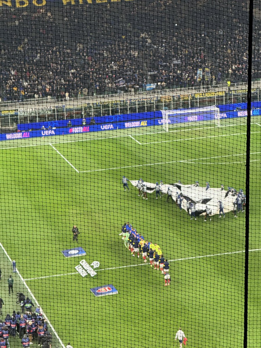 afcwrld's tweet photo. The Arsenal in Milano https://t.co/BYucExQrbF