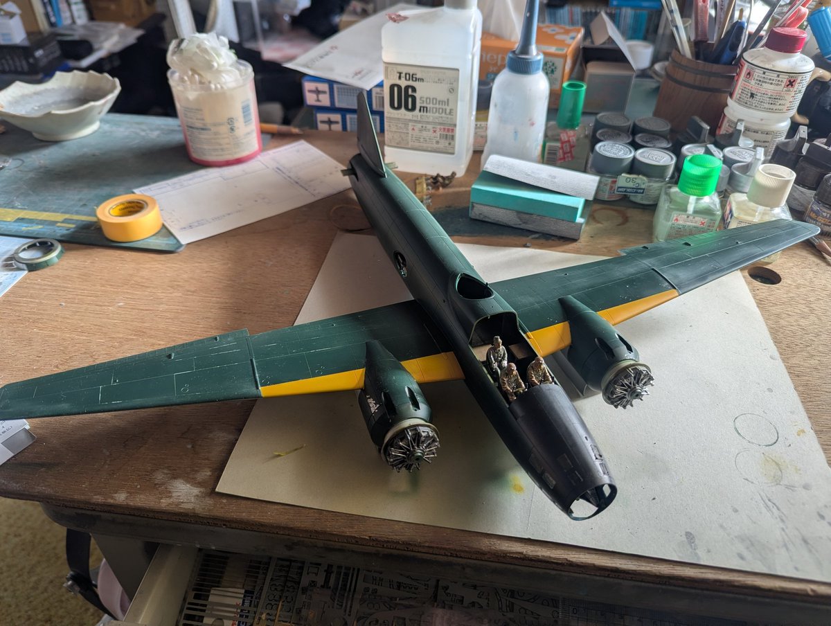 hit26's tweet image. #一式陸攻
本日の一式陸攻、全体の基本塗装が終わり、銀剥げを行います。
機体全体を銀で塗りクリアーコートはせずに緑塗装をします。