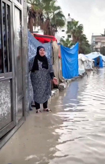 مرة أخرى، تغرق غزة ويرتجف من بقي من أهلها بردا وجوعا.. وكل الذين قالوا إنها انتصرت وأكلوا الكنافة، الآن هم جالسين حول المدافئ.