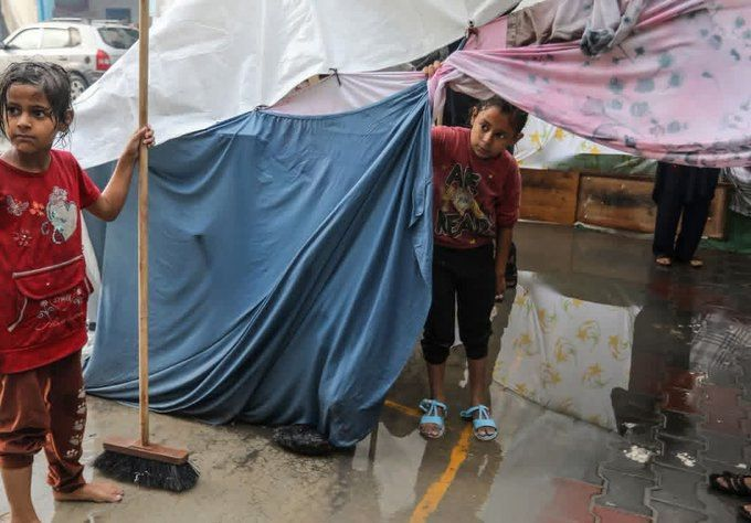 ما يقدّر بنحو مليون نازح في غزة يعيشون في خيام مؤقتة لا توفر الحد الأدنى من الحماية في ظل الشتاء القاسي والمنخفضات الجوية الشديدة.