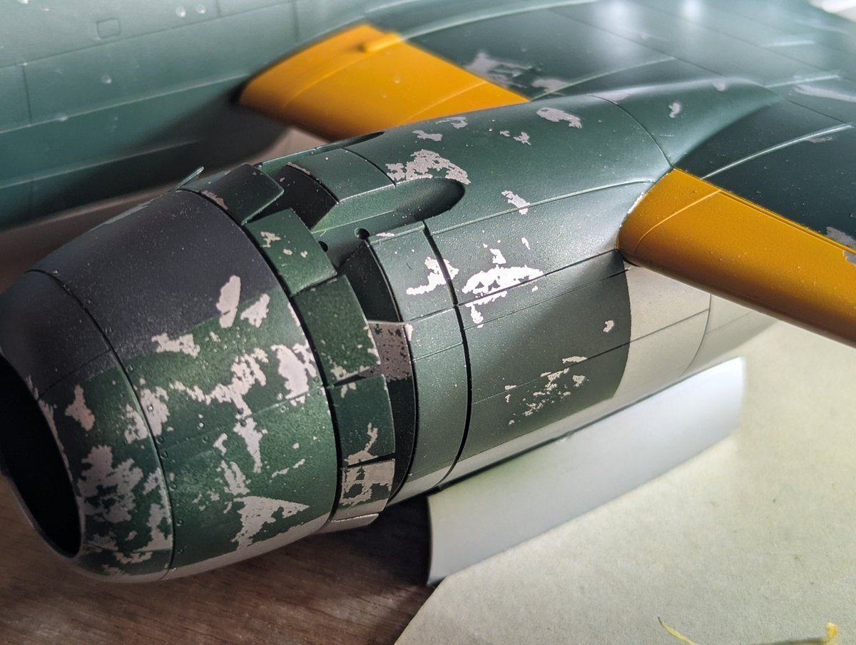 hit26's tweet image. #一式陸攻
本日の一式陸攻その2
銀塗膜の弱さを利用して剥がしたいところをセロテープでペタペタします。主な箇所は各翼全縁と整備員が良く載ったり触るエンジンナセルやカウリング、燃料タンク給油口を
重点的に行います。羽布張り部分ほやりません