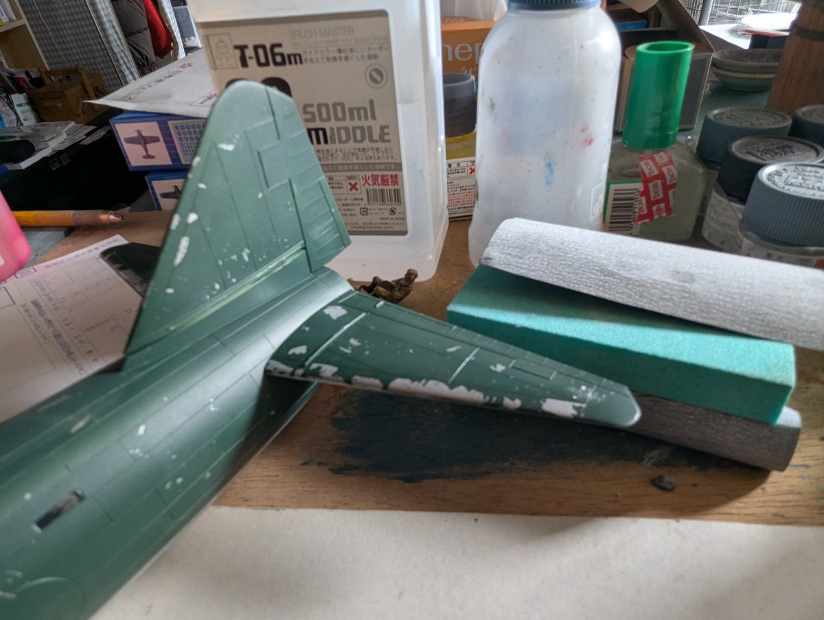 hit26's tweet image. #一式陸攻
本日の一式陸攻その2
銀塗膜の弱さを利用して剥がしたいところをセロテープでペタペタします。主な箇所は各翼全縁と整備員が良く載ったり触るエンジンナセルやカウリング、燃料タンク給油口を
重点的に行います。羽布張り部分ほやりません