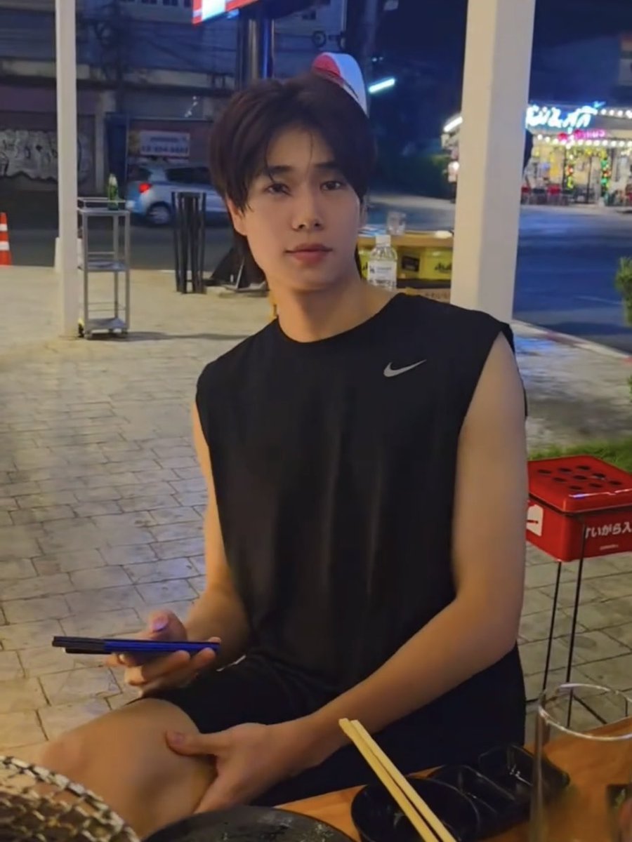 OH_duckyHUN's tweet image. แกเข้าใจคำว่าเคะด้วยอินเนอร์ปะ ขนาดใส่เสื้อกล้ามไนกี้ทรงผู้ชายรักการออกกำลังกายปั้นกล้ามสร้างหุ่นใดใด แต่หน้าตา ท่านั่งเอย จริตเอย ก็ยังเป็นน้องเคะอยู่อย่าง เคะโดยกำเนิดเลยแหละยัยคนนี้