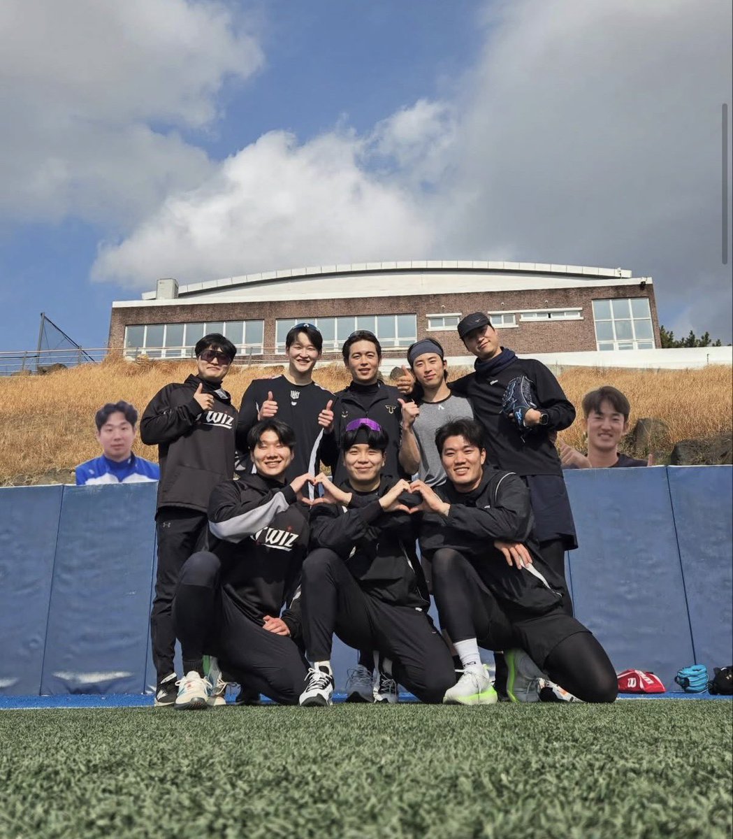 아 미친 이 사진 뒤에 영표 합성한 거 지금 봄ㅋㅋㅋㅋㅋㅋㅋㅋㅋㅋㅋ