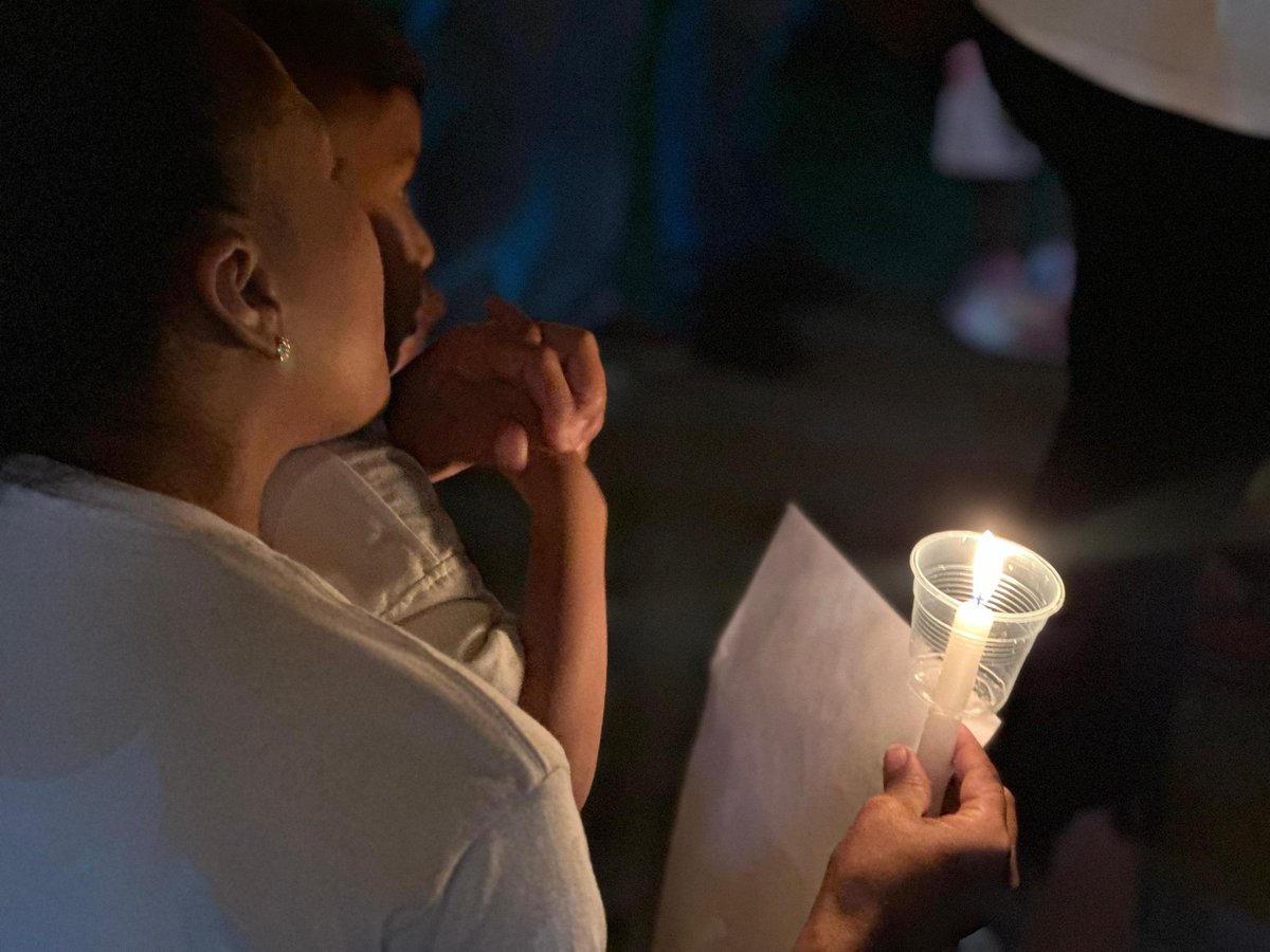 clippve's tweet image. #AHORA | Hoy #20Ene, se cumplen 13 noches sin dormir en casa. 13 noches de vigilia, carpas y oración a las afueras de El Rodeo I. 🕯️

Las familias venezolanas siguen allí, unidas por la esperanza de que Dios les devuelva a sus hijos, esposos y hermanos. Pero la fe no nos exime de…