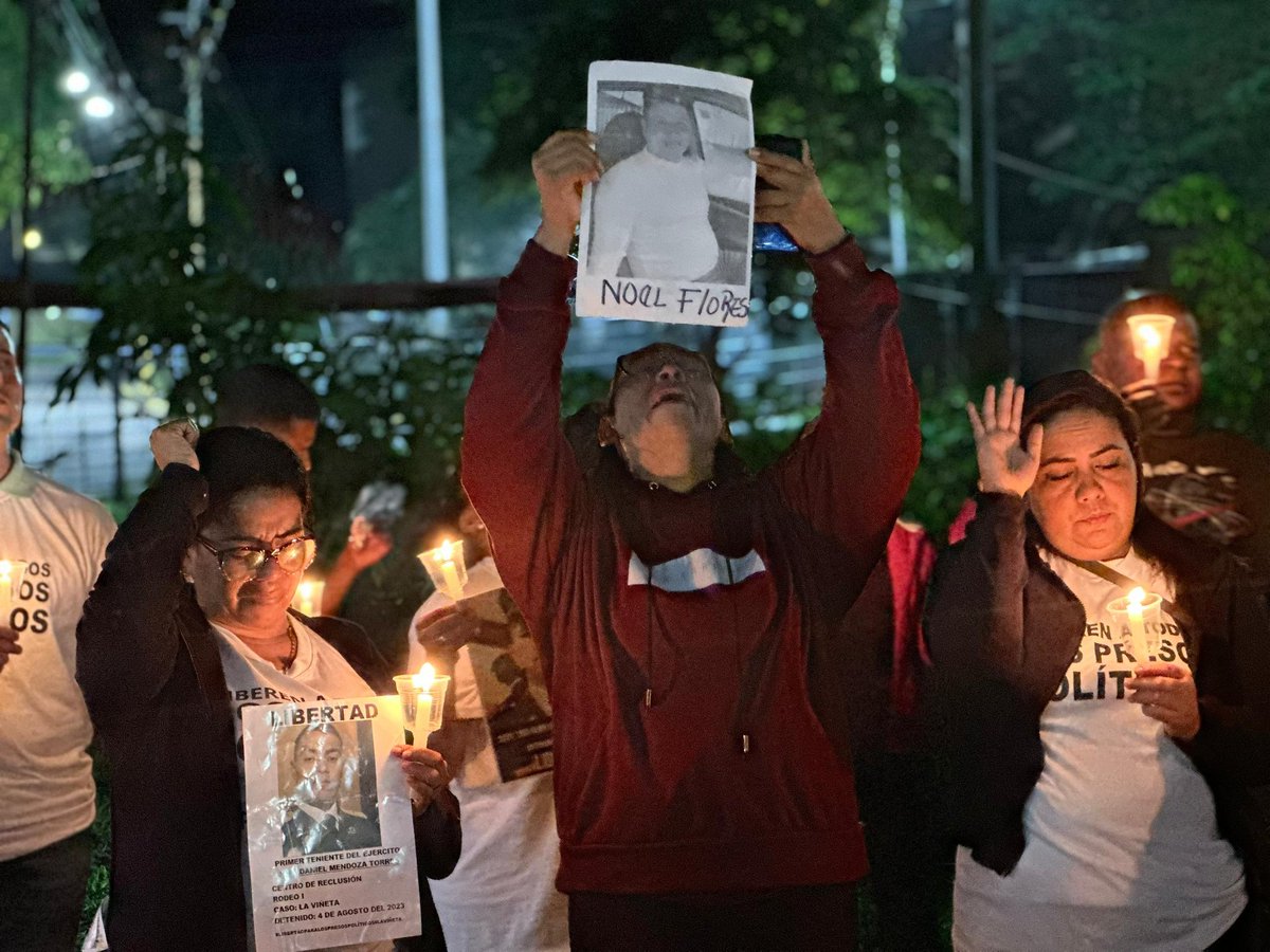 clippve's tweet image. #AHORA | Hoy #20Ene, se cumplen 13 noches sin dormir en casa. 13 noches de vigilia, carpas y oración a las afueras de El Rodeo I. 🕯️

Las familias venezolanas siguen allí, unidas por la esperanza de que Dios les devuelva a sus hijos, esposos y hermanos. Pero la fe no nos exime de…