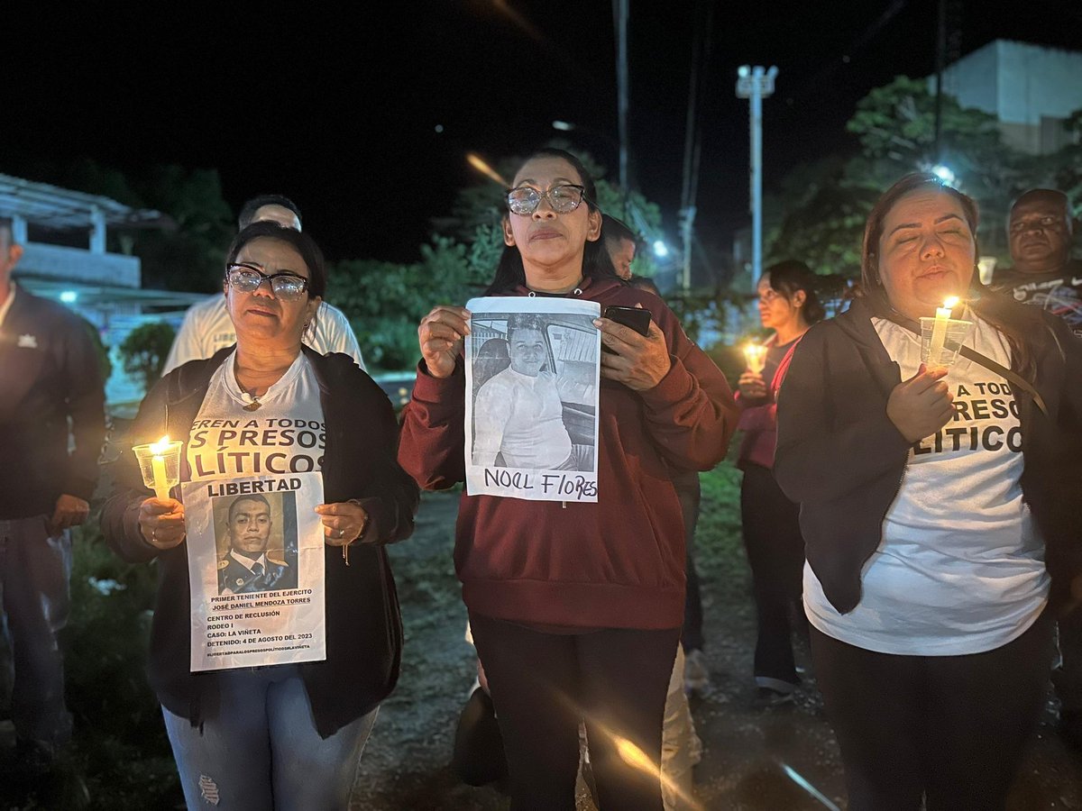 clippve's tweet image. #AHORA | Hoy #20Ene, se cumplen 13 noches sin dormir en casa. 13 noches de vigilia, carpas y oración a las afueras de El Rodeo I. 🕯️

Las familias venezolanas siguen allí, unidas por la esperanza de que Dios les devuelva a sus hijos, esposos y hermanos. Pero la fe no nos exime de…