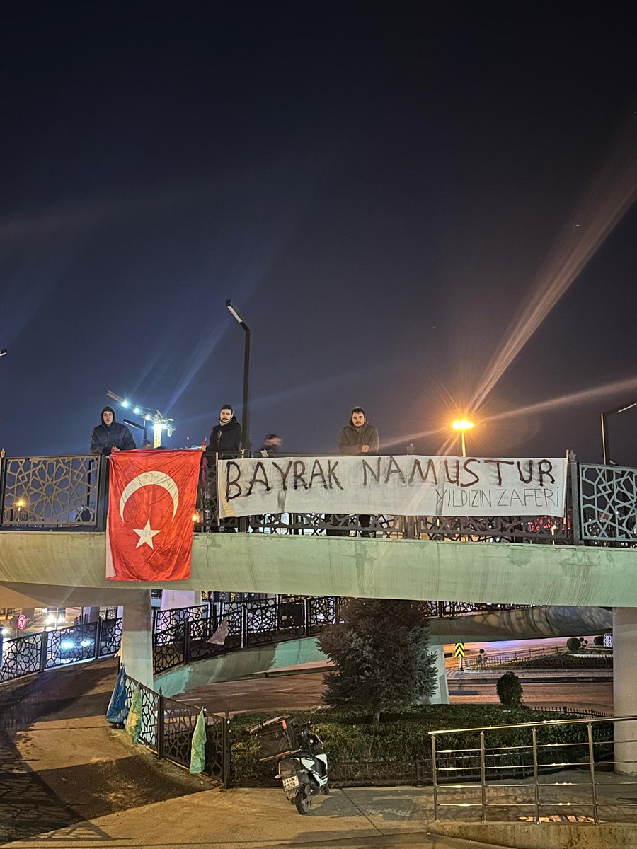 ZaferrHaber's tweet photo. Yıldız Teknik Üniversitesi'ne asılan pankart:

"BAYRAK NAMUSTUR!" https://t.co/GhTTUtufk7