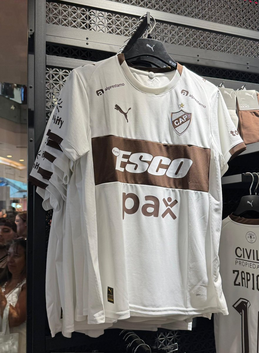 SebaGranate's tweet image. La Hummel ya estaba buena, Puma le dió una vuelta de tuerca y logró una muy linda casaca para Platense, aún con ese color horrible, lo cual engrandece el laburo.