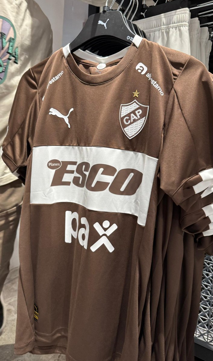 SebaGranate's tweet image. La Hummel ya estaba buena, Puma le dió una vuelta de tuerca y logró una muy linda casaca para Platense, aún con ese color horrible, lo cual engrandece el laburo.