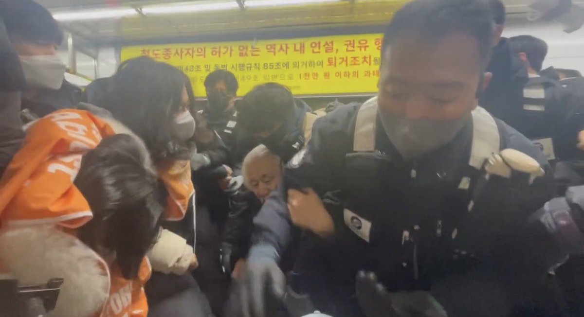 letsgobinn's tweet image. 서울교통공사 보안관 중에 이 양반. 
매일같이 맨앞에 나서서 사람들 긁어가며 입을 터는데, 
오늘은 나더러 ‘누나 야 누나 손을 왜 잡아 우리 사귀어?’ 라고 했다. 
개저씨도 이런 개저씨가; 
나이 처먹고도 저러고 사니 얼마나 비루한 인생인지…….