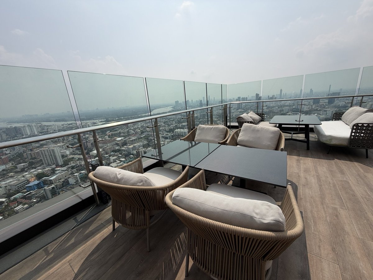 แนะนำร้านอาหาร Rooftop วิวหลักร้าน ราคา “ร้อยกว่าบาท”

ร้านนี้คือ Level 50 อยู่บนชั้น 50 ตึก Grand Center Point Lumphini วิวสวยมากๆ ร้านหรูเลย

แต่ที่น่าสนใจคือ ร้านนี้อยู่ในเครือ “สีฟ้า” ร้านอาหารไทยที่เราเจอตามห้าง และราคาก็ขายแบบปกติ ไม่ได้แพงแบบร้าน Rooftop อื่นๆ

ข้าวหน้าไก่