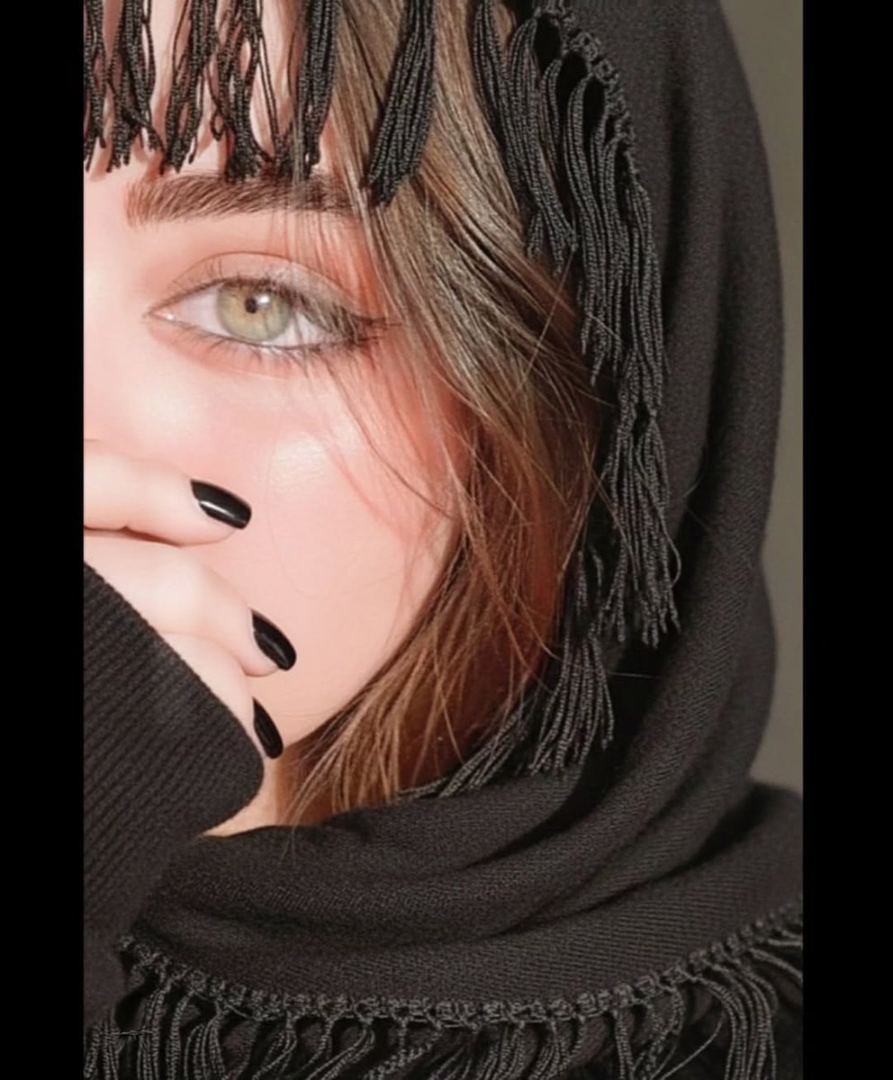 الحياة كذبت علينا
طلع حبل الكذب طويل
وبارعون فيه 
والعشرة بتهون
والصديق مو وقت الضيق
ومرات الدنيا مابتدور
والسكوت مو دايما علامة الرضا
والغايب عندو غيرك