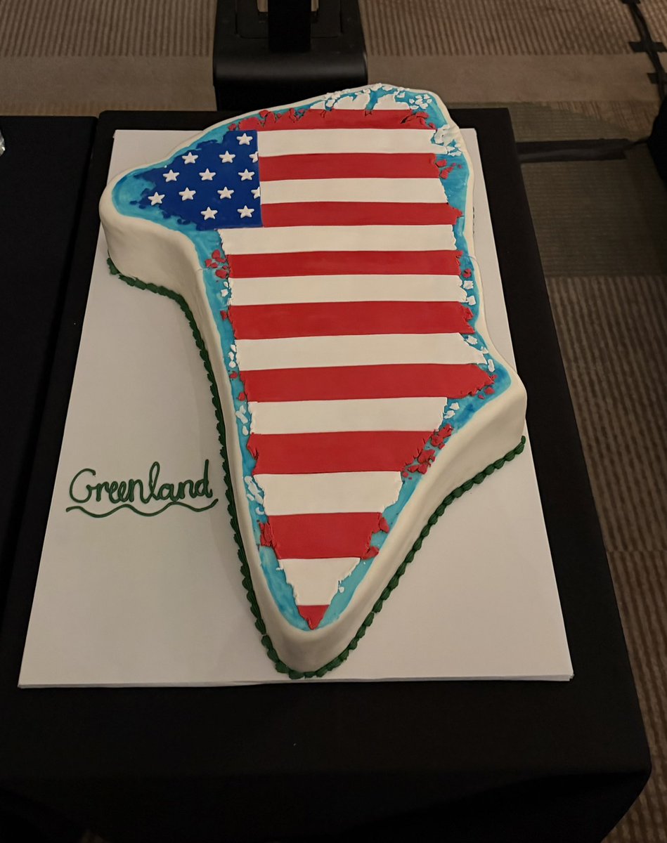 realannapaulina's tweet photo. What a cake! https://t.co/9QQ9MKoxvd