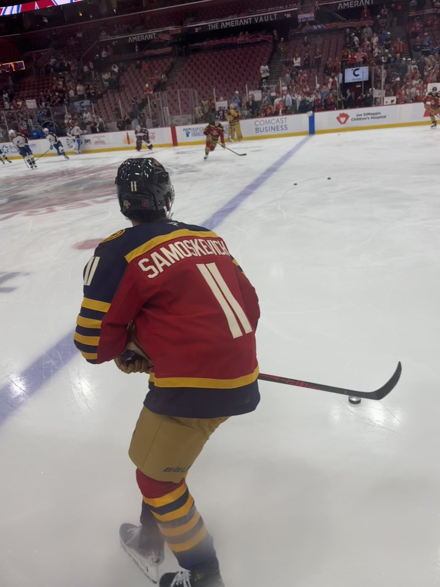 samossmith's tweet image. this is a #hockeytwt introduction because i wanna make new friends :)

— i'm trin, 20, she/her :)
— i luv the panthers and the sharks, i don't judge based on teams unless it's the knights 
— i also love music, reading &amp;amp; photography