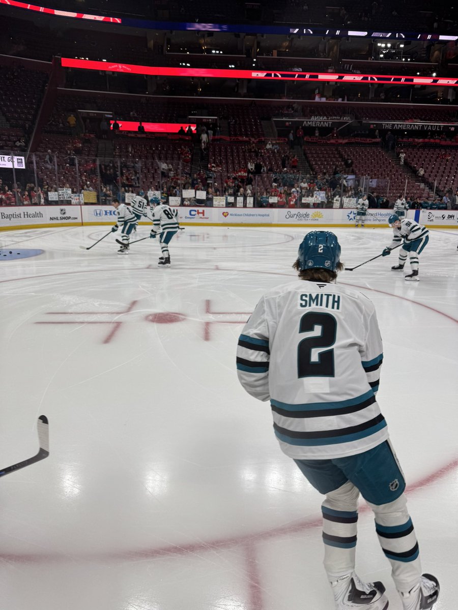 samossmith's tweet image. this is a #hockeytwt introduction because i wanna make new friends :)

— i'm trin, 20, she/her :)
— i luv the panthers and the sharks, i don't judge based on teams unless it's the knights 
— i also love music, reading &amp;amp; photography