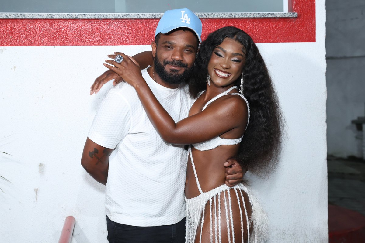 HugoGloss's tweet image. Só love, só love! Erika Januza foi só chamego com o namorado, o sambista Arlindinho, em seu retorno à Unidos do Viradouro. Lindos!

📸: Roberto Filho/ Brazil News